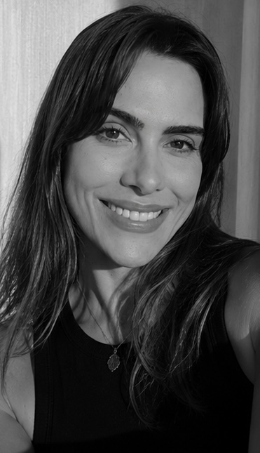Amanda Maia sorrindo, em retrato em preto e branco